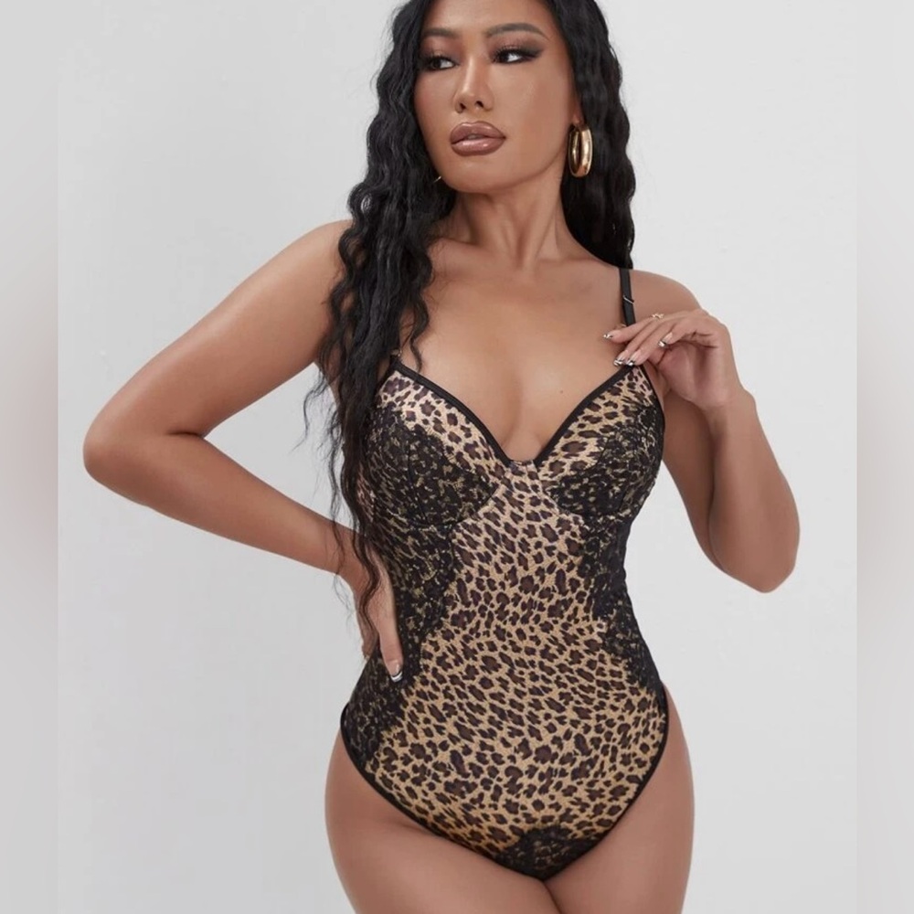 NWOT Leopard Contrast Lace Underwire Teddy Bodysuit!